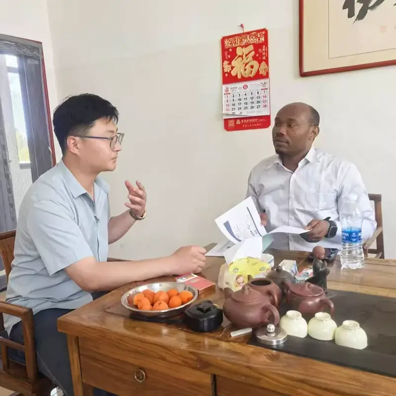 Pelanggan Afrika ngunjungi Liweiyuan kanggo bareng-bareng nggedhekake pasar struktur baja Afrika