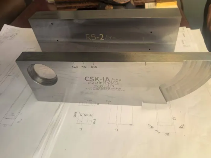 Latihan operasi kanggo detektor cacat ultrasonik sing mentas dituku ing Qingdao Liweiyuan Steel Structure.